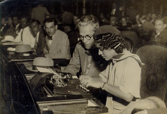 Almerinda Farias Gama datilografando ao lado de Baltazar da Silveira na Assembleia Nacional Constituinte de 1934