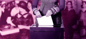 Mulher inserindo cédula de papel em urna de madeira representando o voto feminino no Brasil