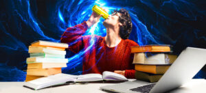 Jovem consumindo energético enquanto estuda