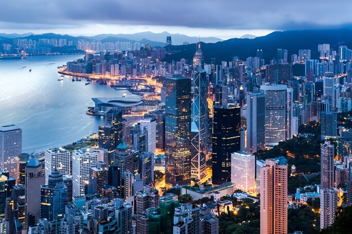 Vista de Hong Kong ao entardecer (Imagem: Adobe Stock)