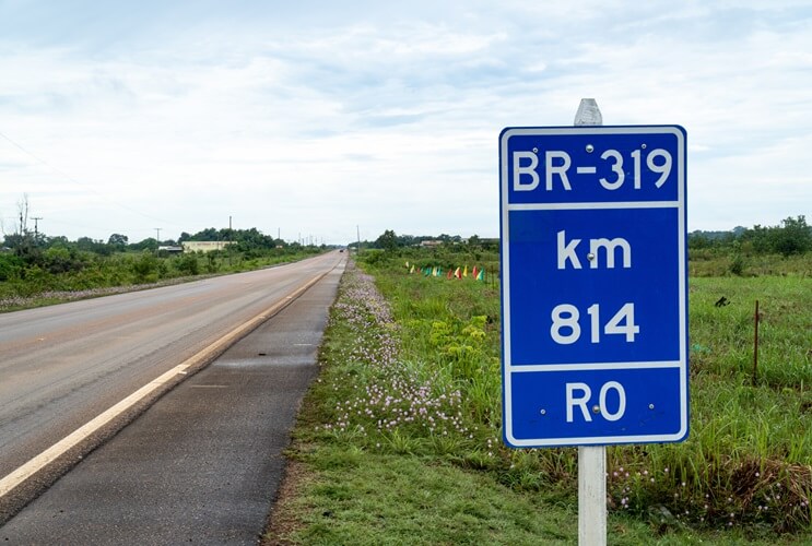 As marcações de quilômetros presentes na rodovia são um bom exemplo.