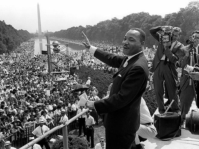 Martin Luther King Jr fazendo seu discurso I Have a Dream ou Eu Tenho um Sonho para milhares de pessoas