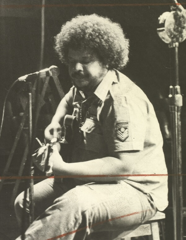 Tim Maia no Teatro Opinião tocando violão e cantando