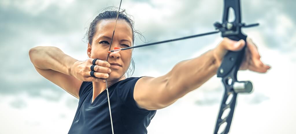 Mulher segurando arco e flecha, exemplo de energia potencial