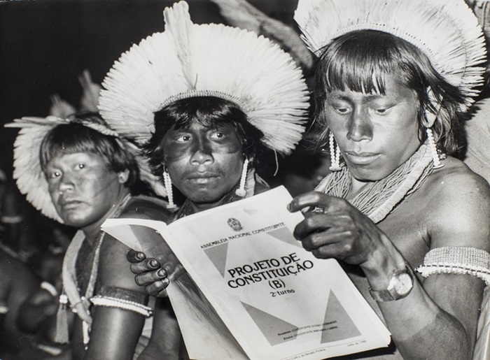 Mro-o, Tomtu and Nzoikamrekti Kayapó lendo o Projeto da Constituição Brasileira em 1987 - povos indígenas no Brasil