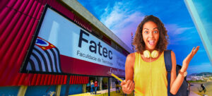 Imagem de estudante animada em frente ao prédio da Fatec Bragança Paulista, após ser aprovada no vestibular da Fatec