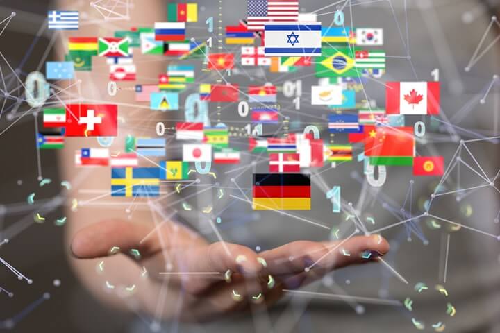 bandeiras de diversos países se conectam na palma da mão de uma pessoa, representando a globalização e a nova ordem mundial