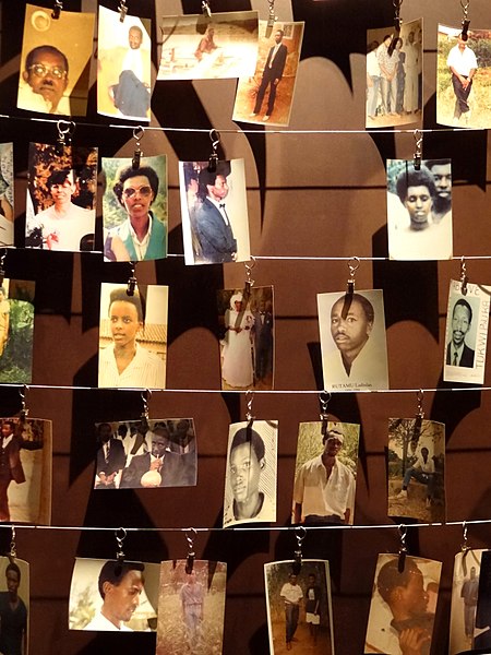 Fotografias de vítimas do genocídio de Ruanda expostas no memorial que fica em Kigali