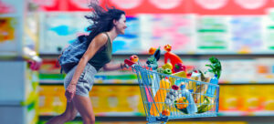 Mulher em supermercado empurrando carrinho de compras realizando trabalho na física