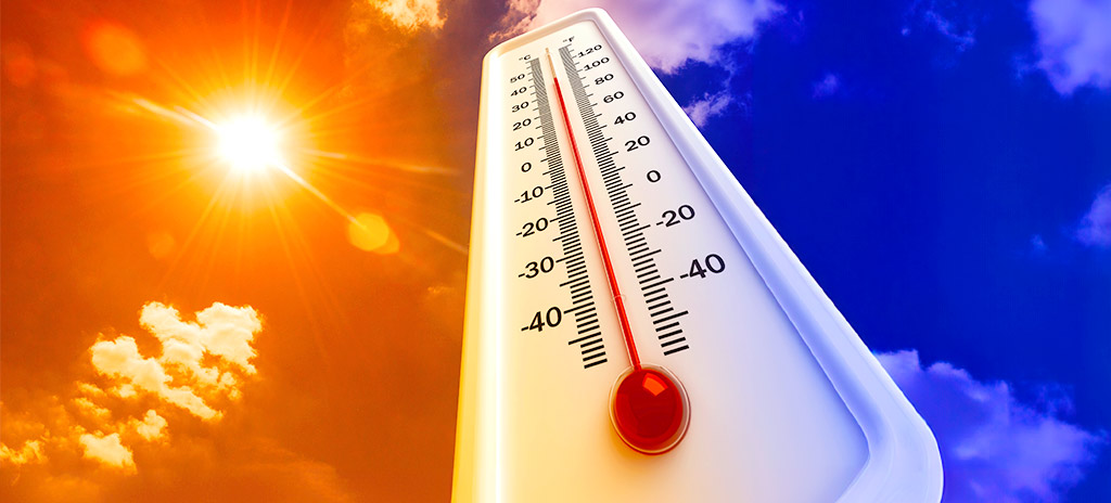Imagem de termômetro com sol ao fundo representando temperatura e calor