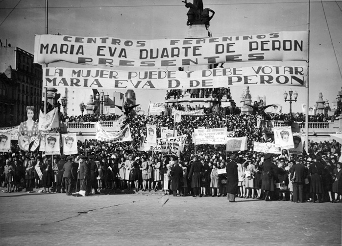 Manifestação em frente ao Congresso Nacional pela Lei do Voto para Mulheres, Buenos Aires, 1948