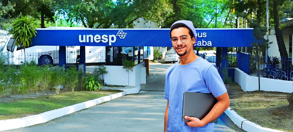 Imagem de estudante sentindo-se determinado a prestar o vestibular da Unesp em frente a um campus da universidade