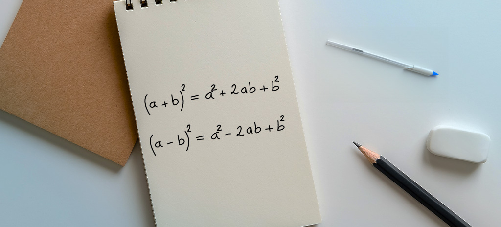 Imagem de caderno de anotações com fórmulas do quadrado da soma e quadrado da diferença de produtos notáveis