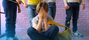 Imagem situacional figurando um caso de bullying caracterizado pela violências nas escolas