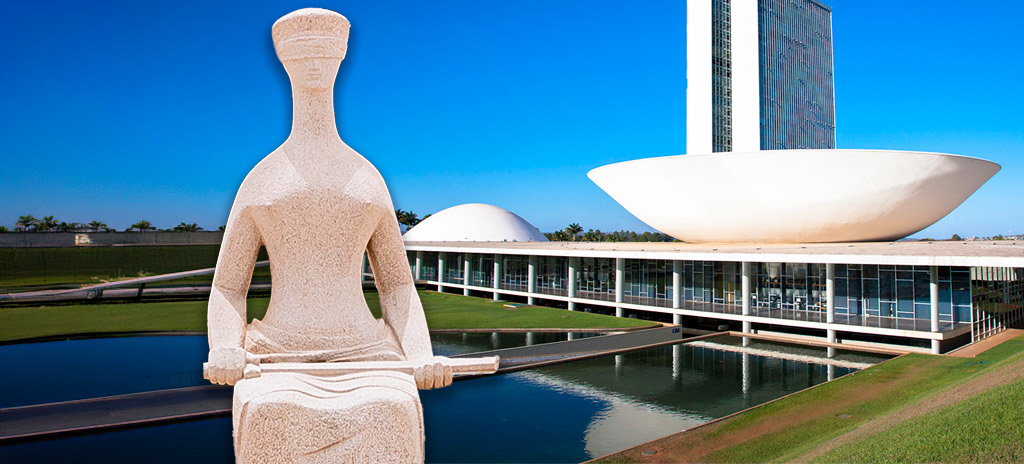 Foto do Palácio do Planalto e da escultura Justiça em Brasília representando os três poderes no Brasil