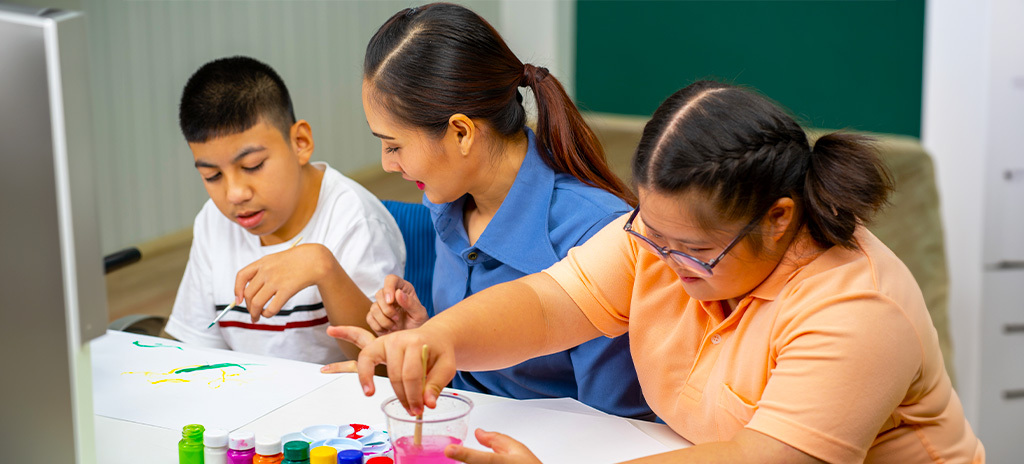 professora da educação inclusiva em sala com alunos