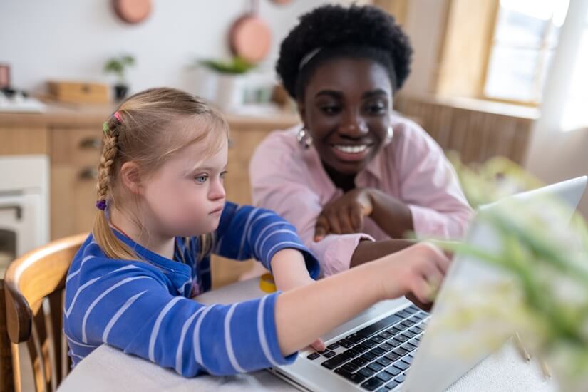 Curso de educação especial oferece formação para trabalhar em diversos ambientes - mulher negra conversando com aluna especial