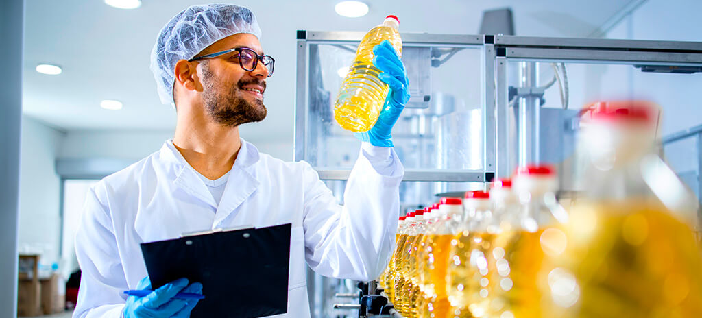 Engenheiro de alimentos fazendo controle de qualidade da produção de óleo