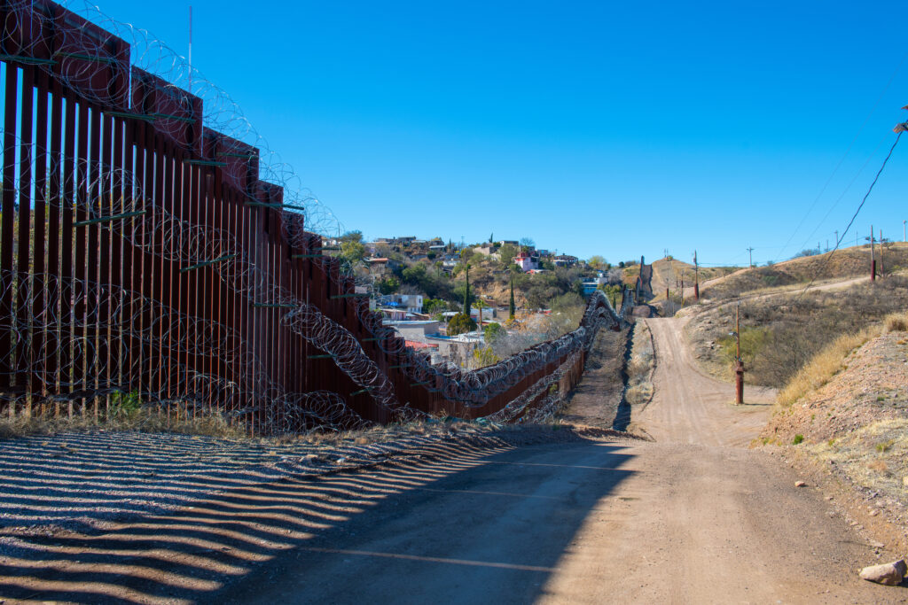 Imagem mostra a fronteira física entre México e Estados Unidos