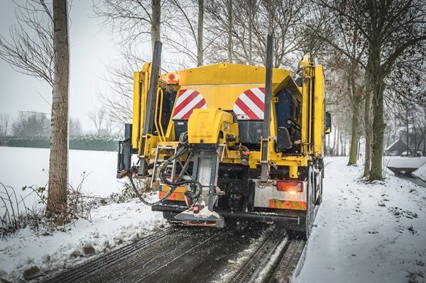 Caminhão limpa-neve limpando gelo de estrada