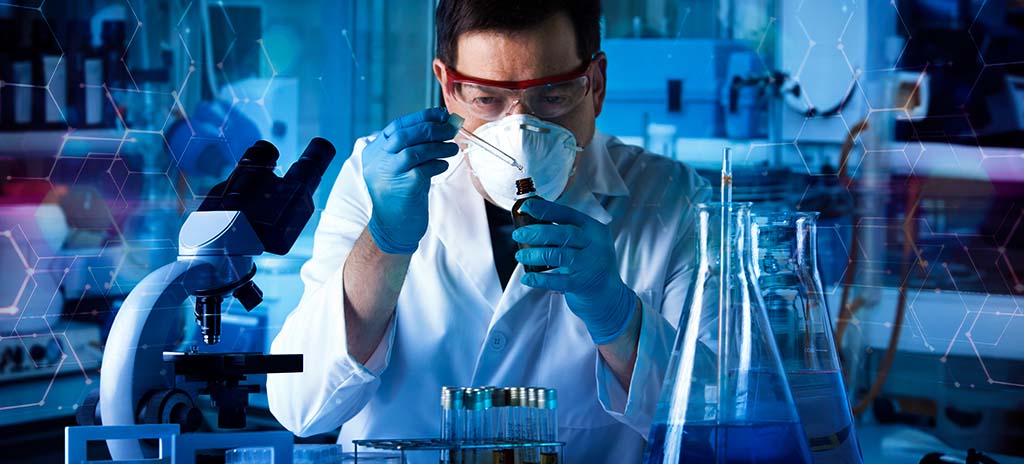 Professor do curso de biomedicina com máscara e óculos de proteção e jaleco fazendo análise clínica em laboratório com tubos de coleta e microscópio
