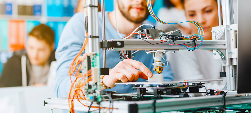 Alunos do curso de Engenharia de Materiais utilizando impressora 3D