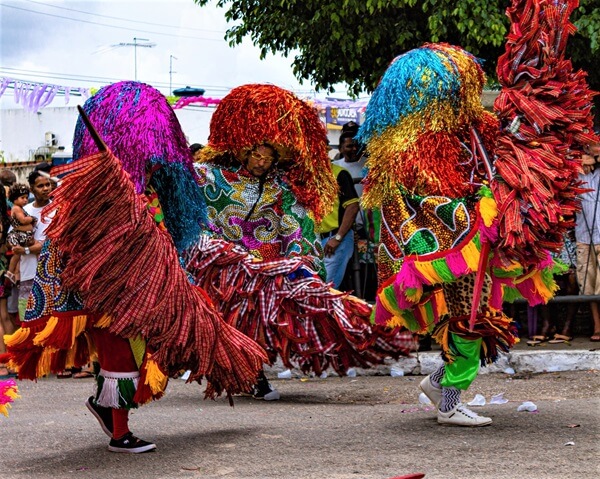 Caboclo de Lança com roupas coloridas dançando o Maracatu de Baque Solto na Zona da Mata Norte em Pernambuco