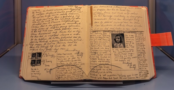 Foto do diário de Anne Frank exposto na Igreja de San Nicolás na Alemanha