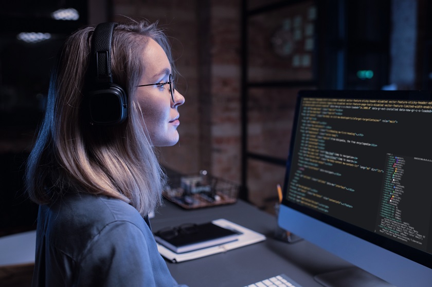 mulher usando computador
