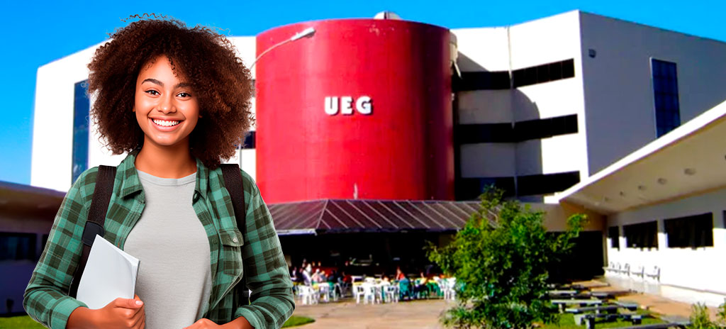 A imagem apresenta uma estudante afrodescendente com cabelos encaracolados, sorridente e segurando cadernos. Ela está em frente a um campus da Universidade Estadual de Goiás (UEG)