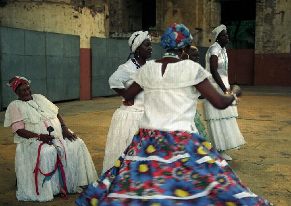 Batuque de umbigada é uma dança afro-brasileira que surgiu no Brasil Colônia como forma de resistência dos negros escravizados
