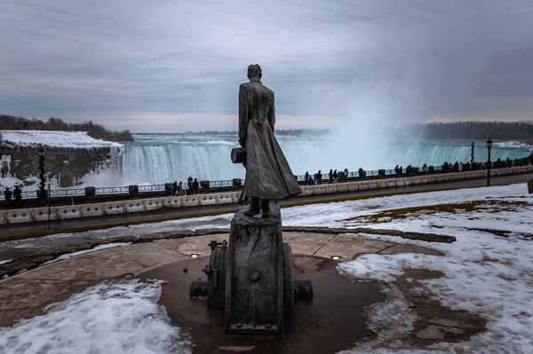 Foto do monumento de Nikola Tesla em frente às Cataratas do Niágara