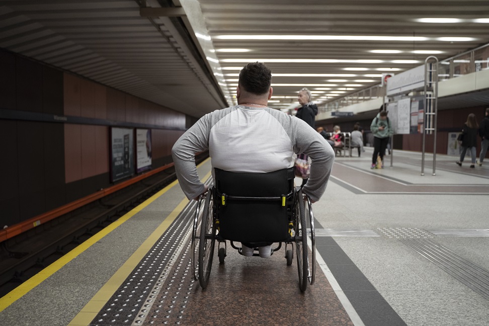 homem em cadeira de rodas no metrô