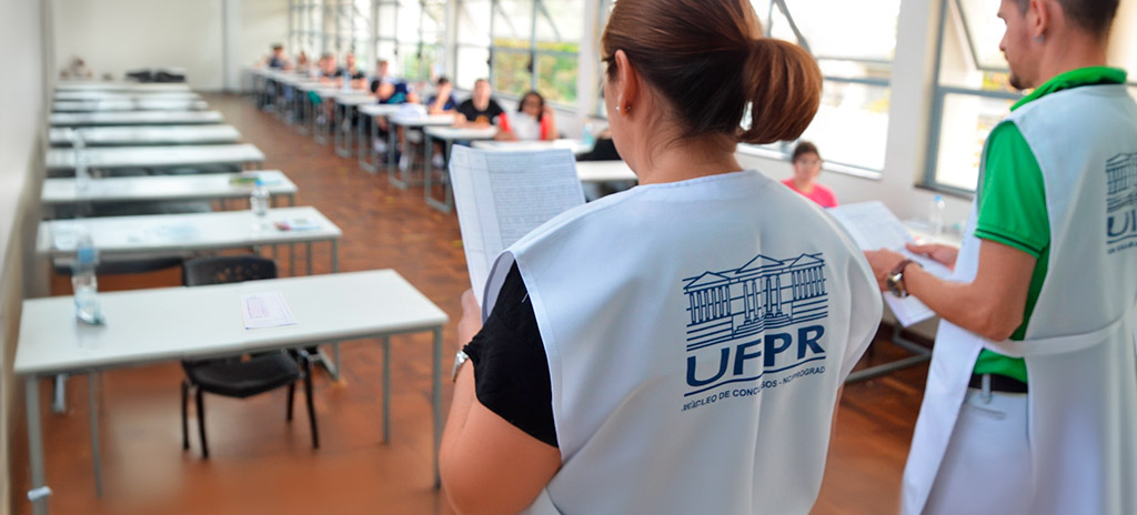 Aplicadores de provas explicando aos candidatos como será a aplicação do exame referente ao vestibular da UFPR