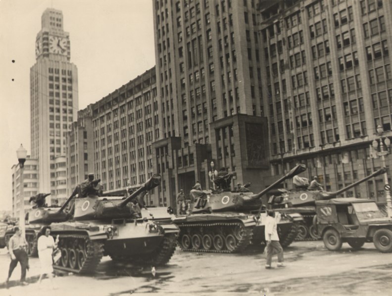 Tanques militares no Centro do Rio de Janeiro na Marcha da Vitória Fundo Correio da Manhã/Wikimedia Commons