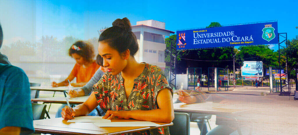 Jovem estudante sentada em carteira fazendo prova da segunda fase da UECE com caneta. Ao fundo da imagem, foto da portaria da UECE