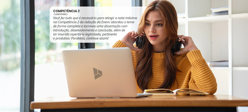 estudante no computador lendo sobre avaliação da competência 2 da redação
