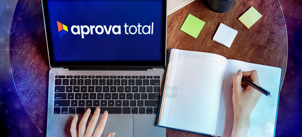 pessoa estudando com notebook e caderno