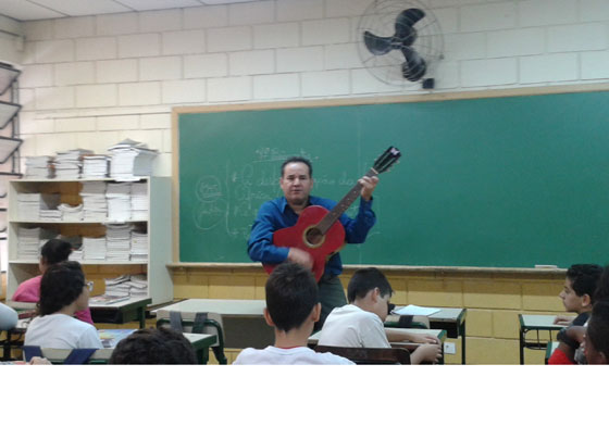 Professor de matemática ensinando em sala de aula