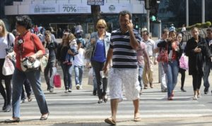 Desemprego cai a 7,1%, menor taxa em 10 anos