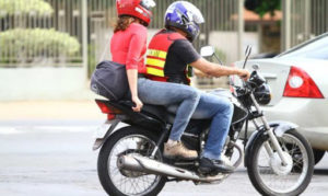 Adolescentes passeavam com moto roubada