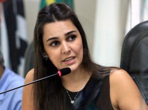 Nathália quer saber do atendimento em Libras na prefeitura 