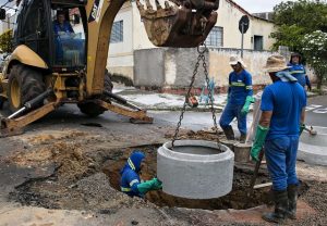 DAE reforma poço de visita na Vila Pires