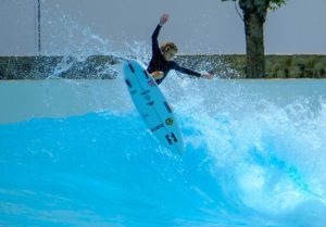 Aos 17 anos, revelação do surf busca 'porta de entrada' da elite