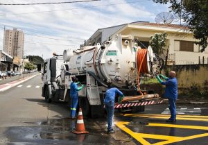 Prefeitura limpa galerias, bocas de lobo e ação na Rodoviária