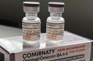 Americana aplica vacina bivalente