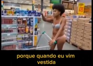 Vítima de racismo, mulher vai de lingerie ao mercado