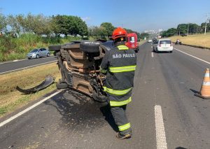 Carro capota na SP em Americana. 1 ferido