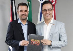 Câmara recebe livro histórico sobre Dante Alighieri