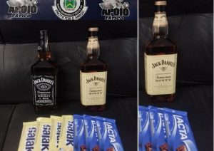 Roubou JackDaniels e chocolate no mercado